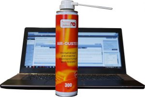 Souffler la poussière du ventilateur de l'ordinateur portable