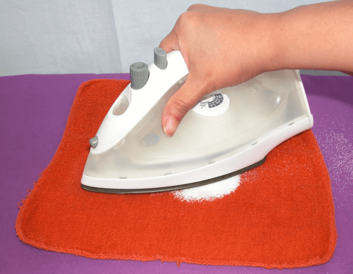 Nous nettoyons le fer avec du sel