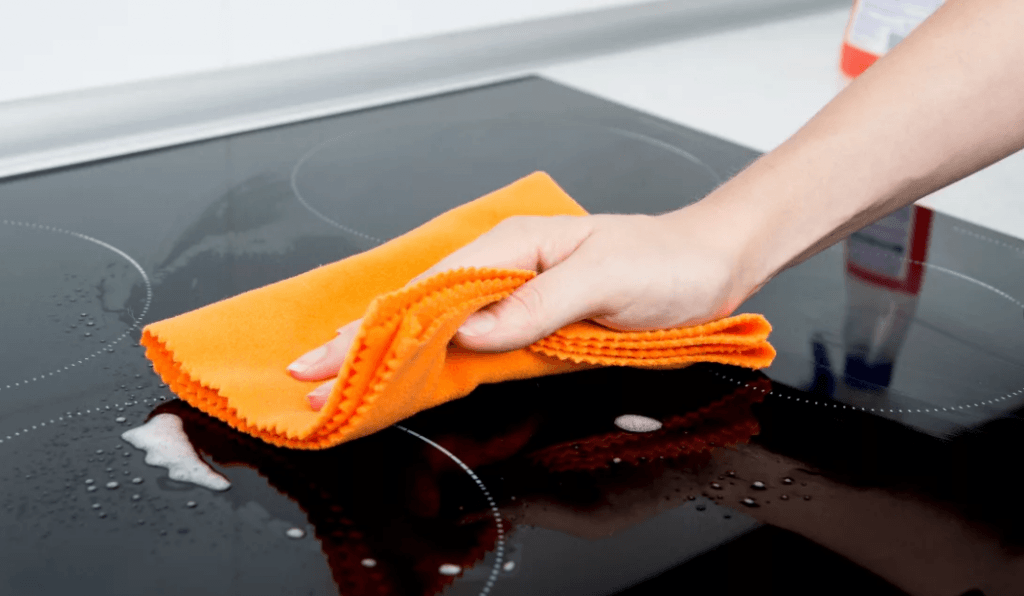 Nous nettoyons le panneau avec une serviette