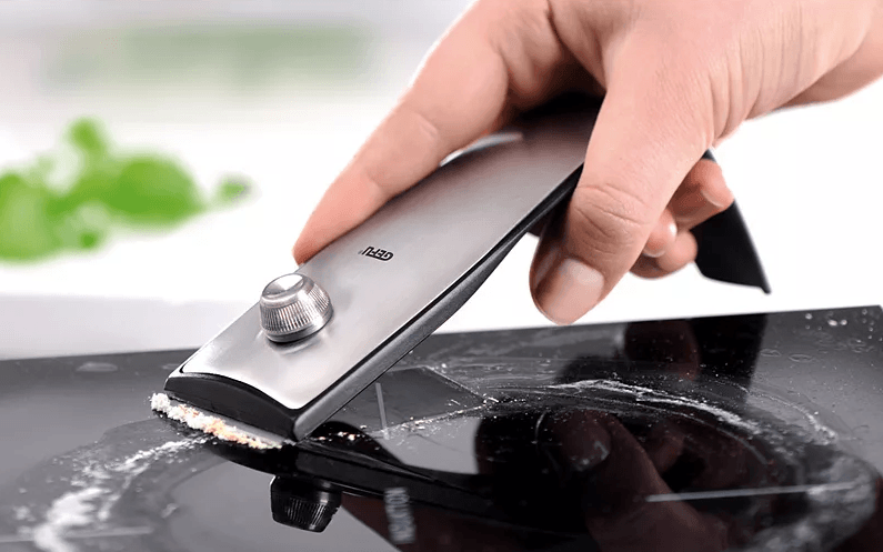 Nous nettoyons le panneau avec un grattoir spécial