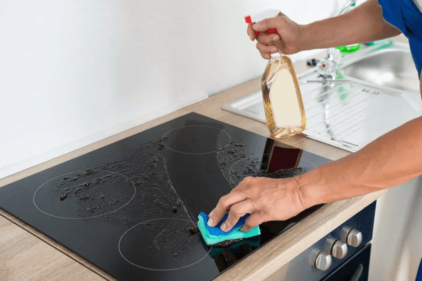 Nous nettoyons le panneau des taches grasses