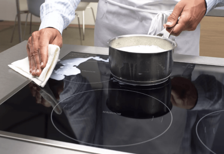 Nous nettoyons le panneau du lait et du sucre