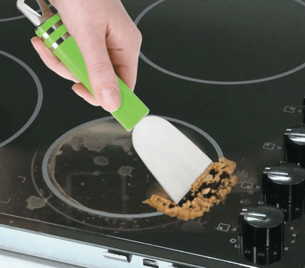 Nous nettoyons le panneau des anciens dépôts de carbone