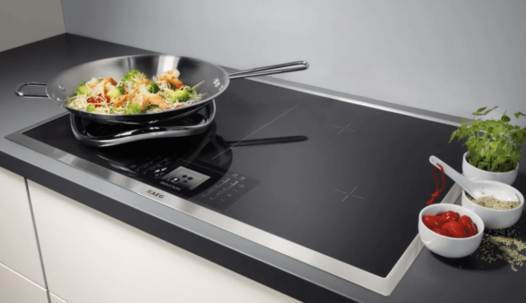 bon poêle en vitrocéramique dans la cuisine